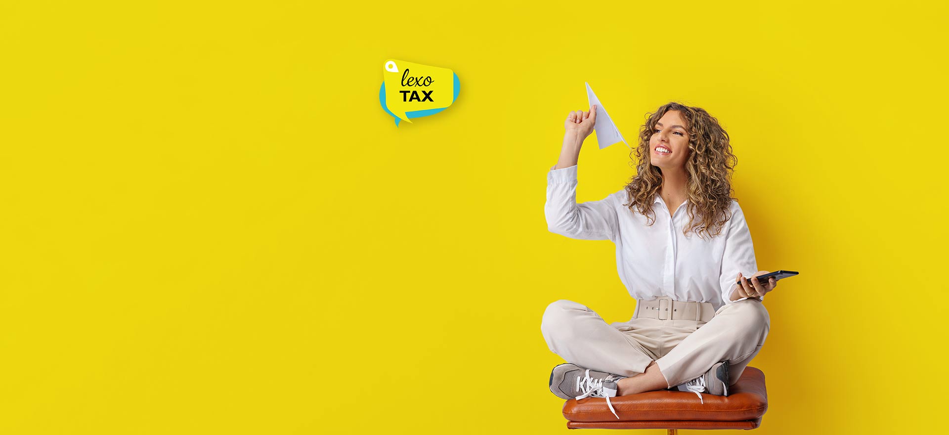 lexo.tax Teammitglied mit Smartphone und Unterlagen